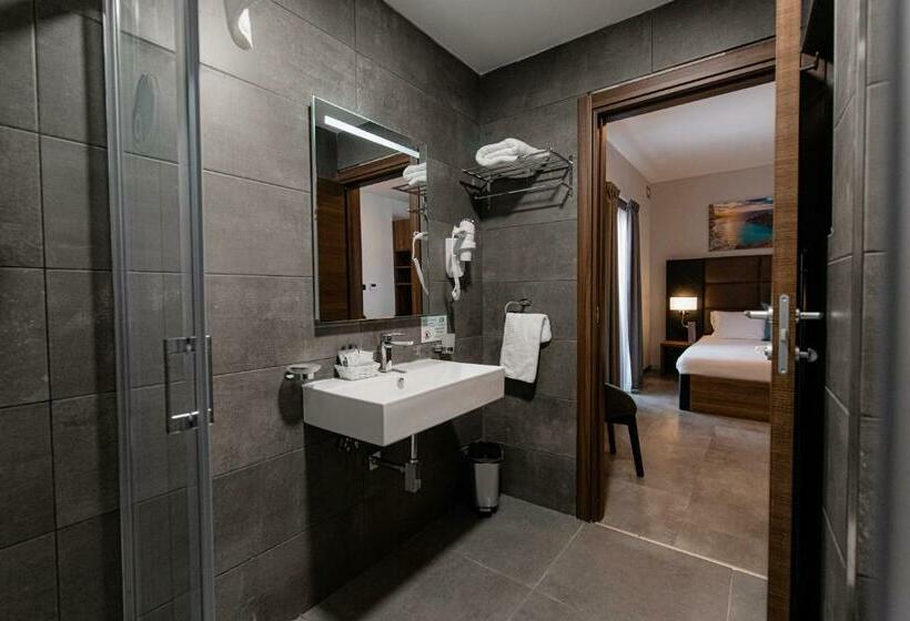 اتاق استاندارد با چشم‌انداز استخر, Pebbles Resort