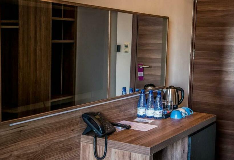 اتاق استاندارد با چشم‌انداز استخر, Pebbles Resort