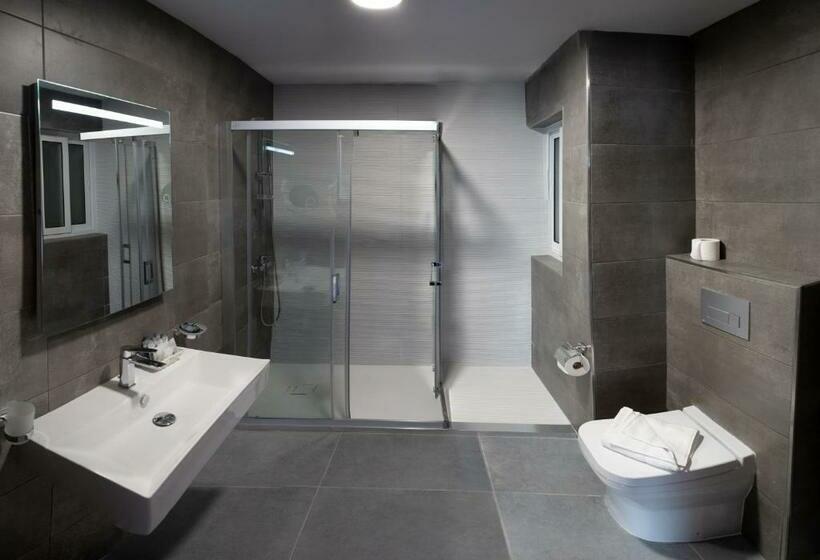 اتاق سوپریور با چشم‌انداز استخر, Pebbles Resort