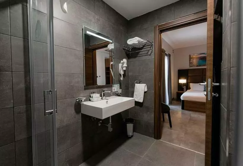 اتاق استاندارد سه تخته با چشم‌انداز استخر, Pebbles Resort