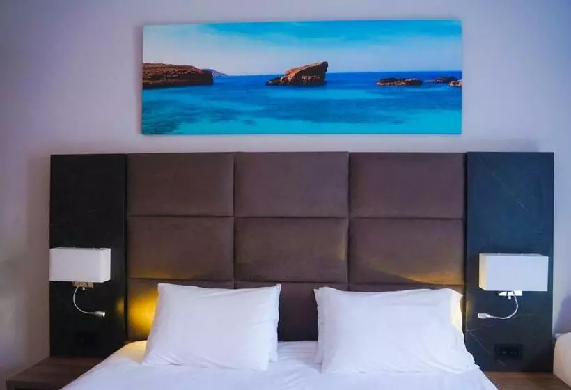 اتاق استاندارد سه تخته با چشم‌انداز استخر, Pebbles Resort