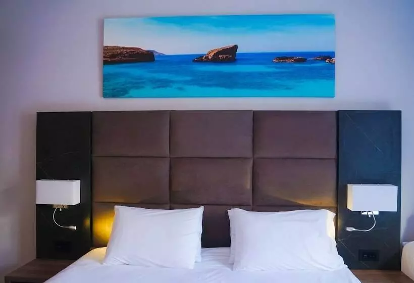اتاق سوپریور با چشم‌انداز استخر, Pebbles Resort