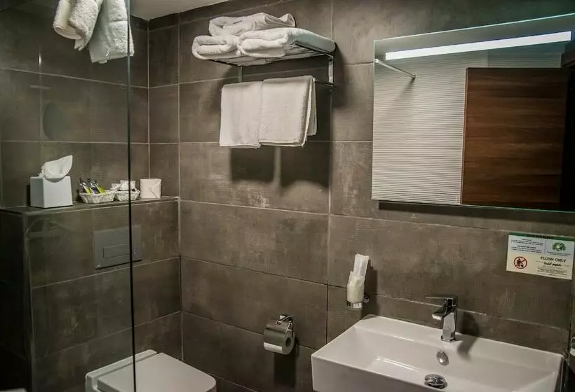 اتاق استاندارد با چشم‌انداز استخر, Pebbles Resort