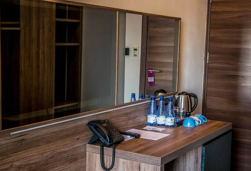 اتاق استاندارد سه تخته با چشمانداز استخر, Pebbles Resort