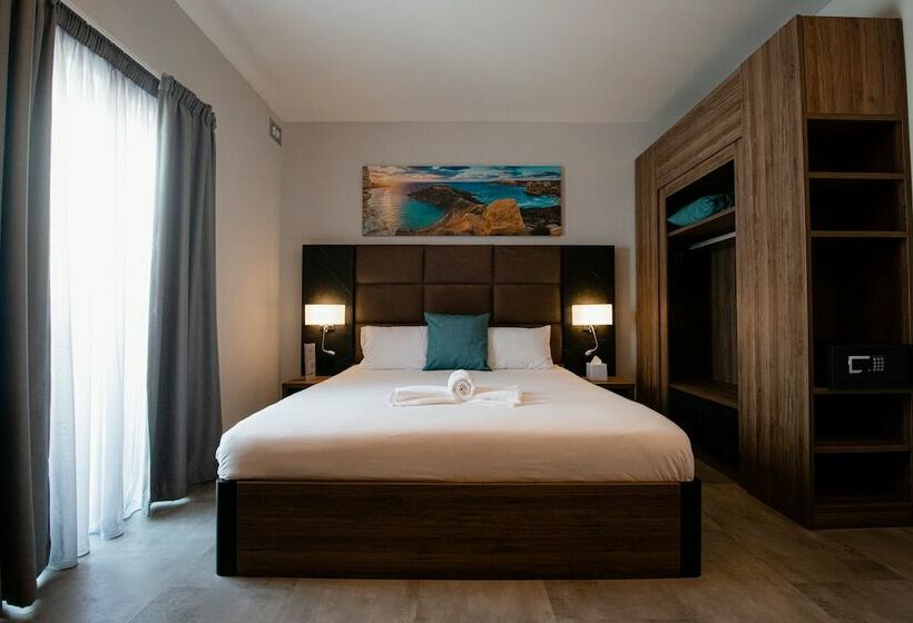 اتاق استاندارد سه تخته با چشم‌انداز استخر, Pebbles Resort