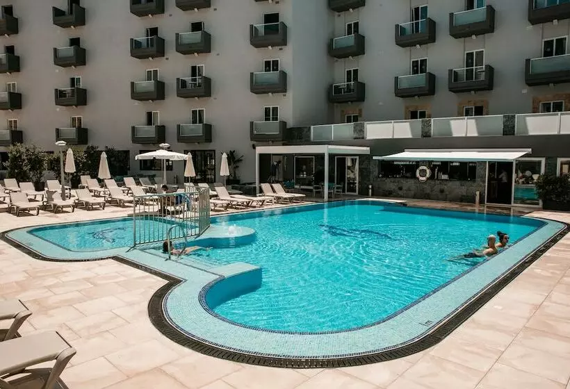 اتاق استاندارد سه تخته با چشم‌انداز استخر, Pebbles Resort