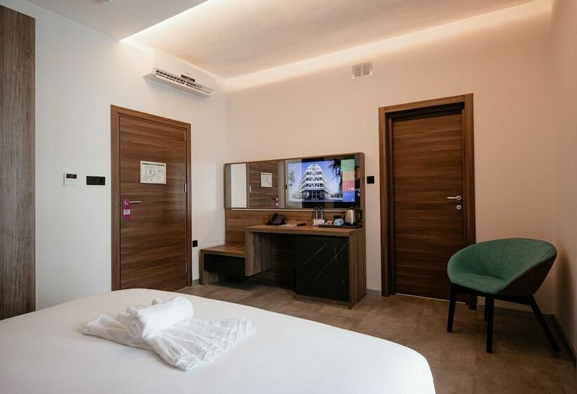 اتاق استاندارد سه تخته با چشمانداز استخر, Pebbles Resort