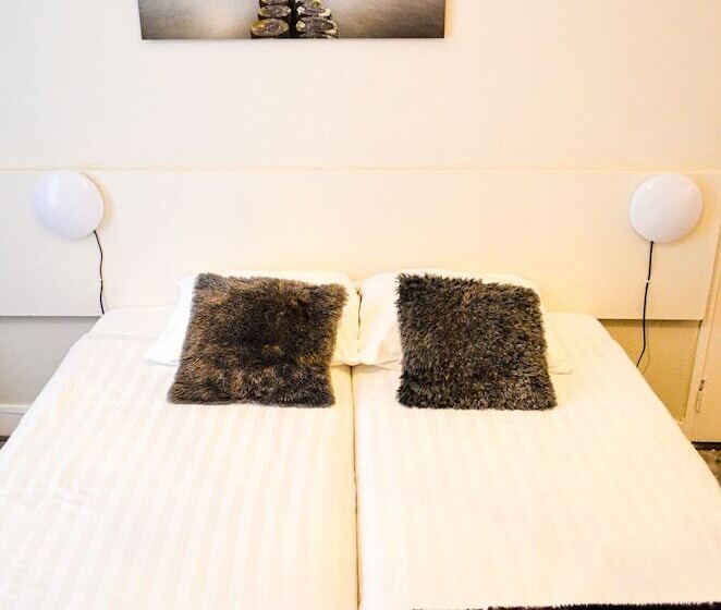 חדר סטנדרט לשלושה עם חדר אמבטיה משוף, Family Hotel Kooyk