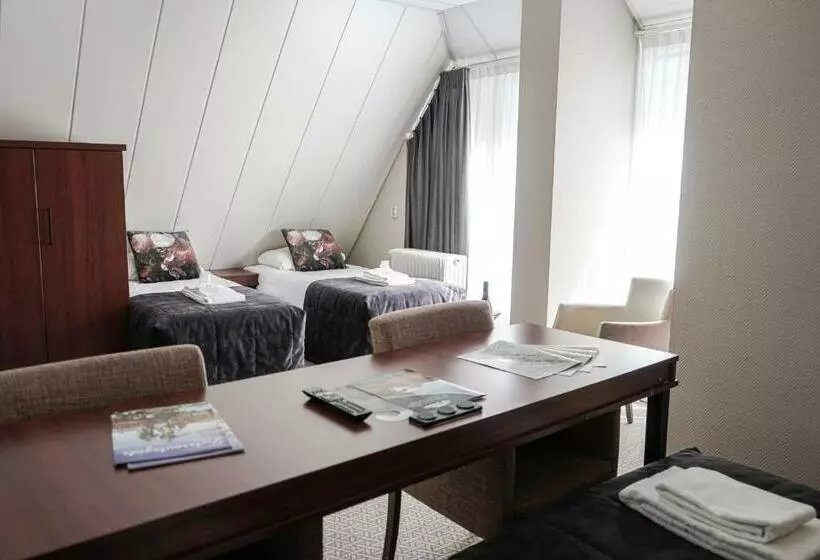 Family Room, De Oringer Marke & Stee By Flow