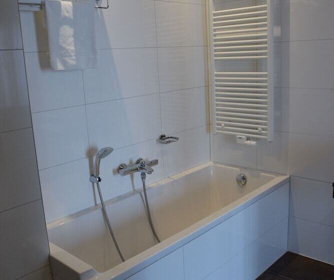 Номер Deluxe, Golden Tulip West Ende
