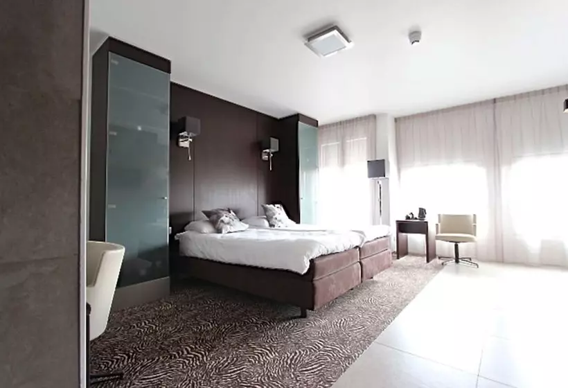 デラックスルーム, Golden Tulip West Ende
