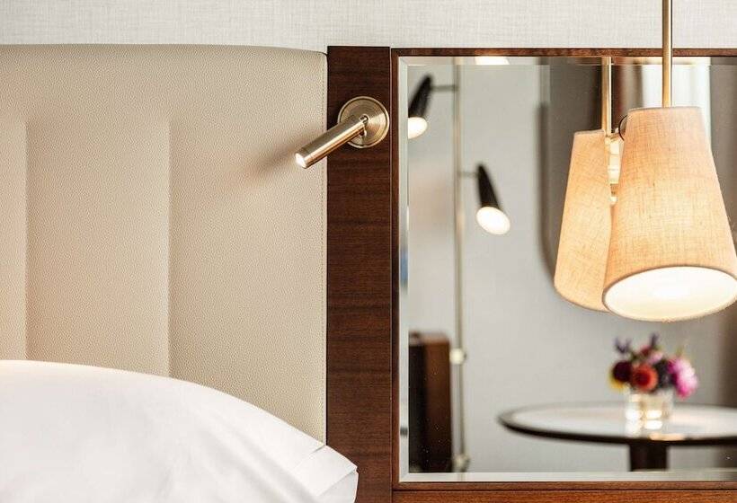 Номер Deluxe, Hilton Amsterdam