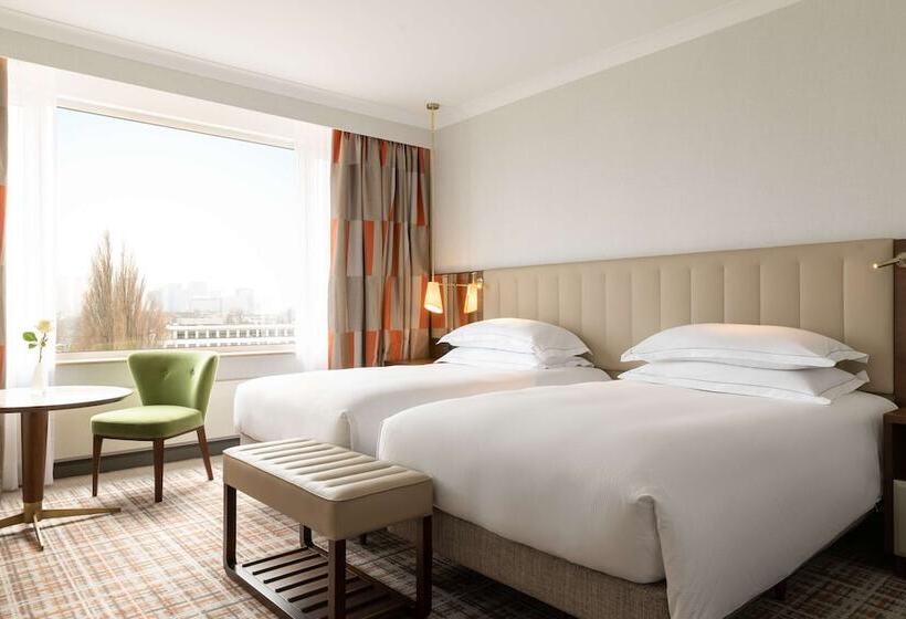 Номер Deluxe, Hilton Amsterdam