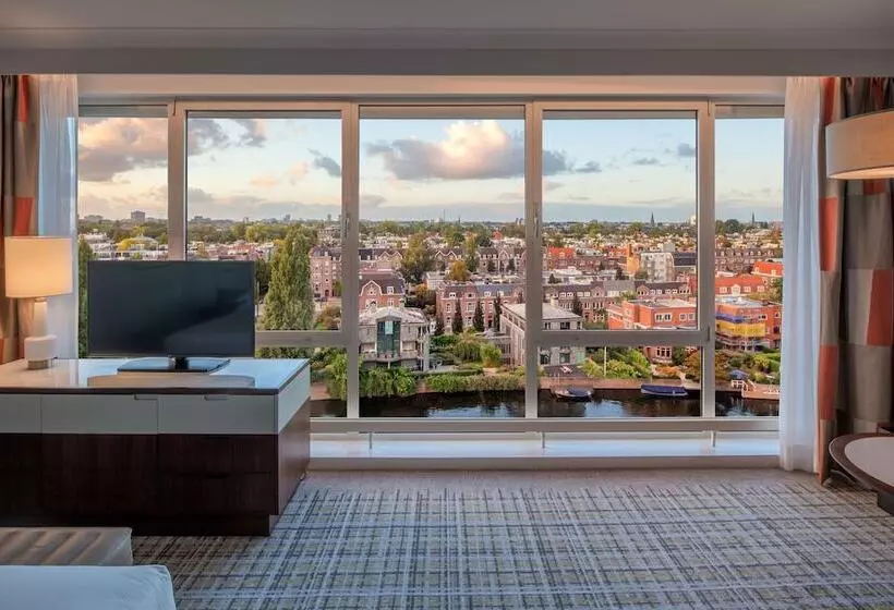 سوئیت جونیور با چشم‌انداز, Hilton Amsterdam