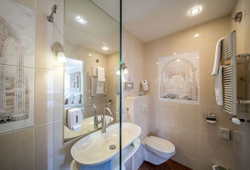 اتاق استاندارد سه نفره, Jupiter