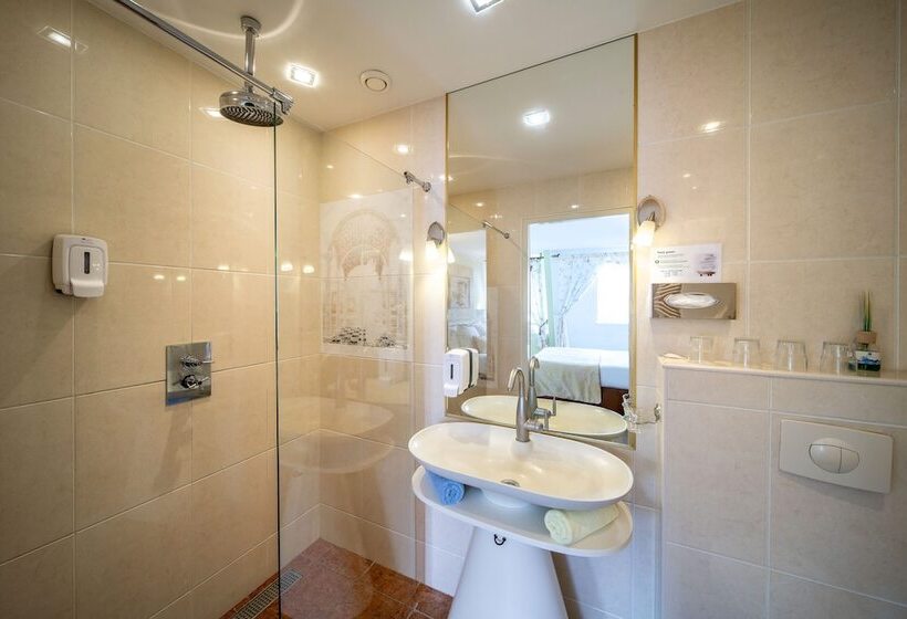 اتاق استاندارد سه نفره, Jupiter