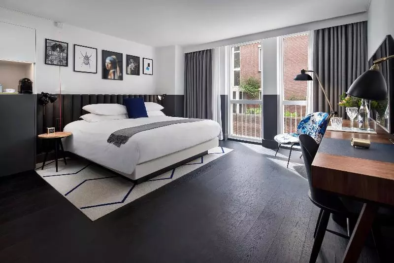 キングサイズベッドのスタンダードルーム, Kimpton De Witt Amsterdam, An Ihg