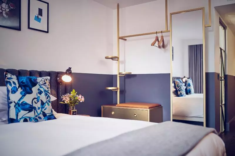 キングサイズベッドのデラックスルーム, Kimpton De Witt Amsterdam, An Ihg
