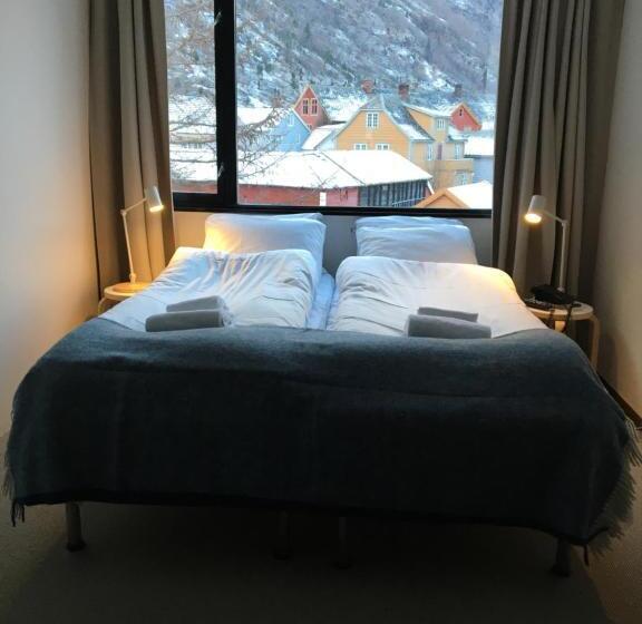 Номер Economy, Lindstrøm