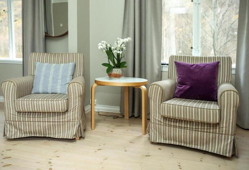 Семейный Номер, Lindstrøm