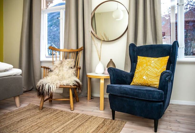 Семейный Номер, Lindstrøm