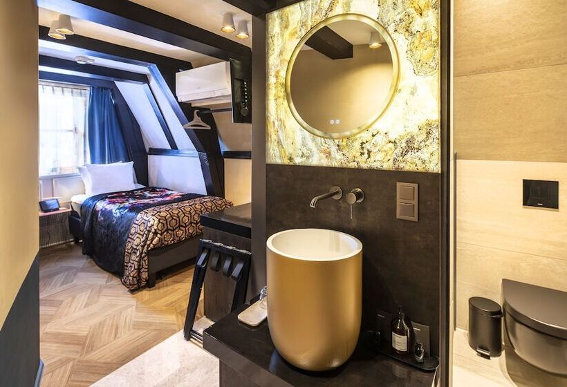 اتاق استاندارد یک نفره, Mister Highland