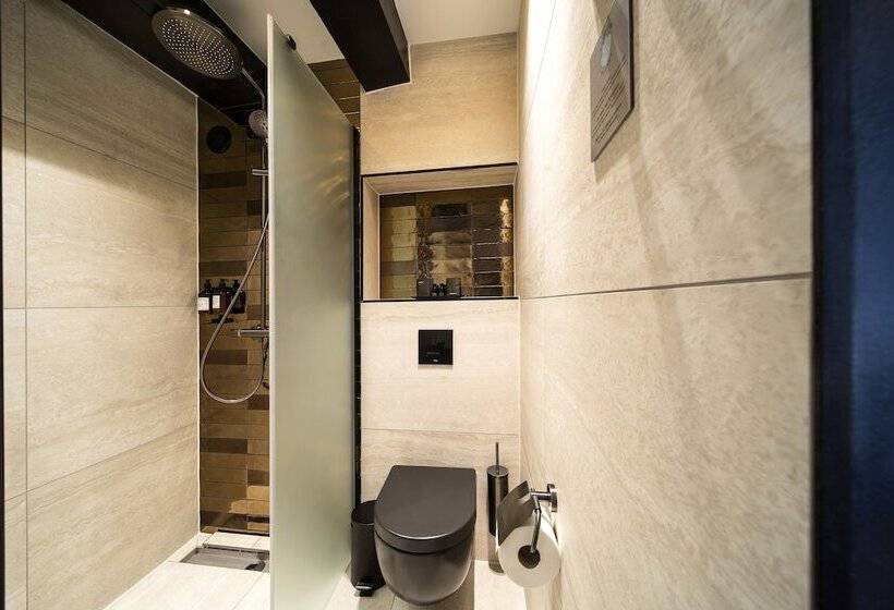 اتاق استاندارد یک نفره, Mister Highland