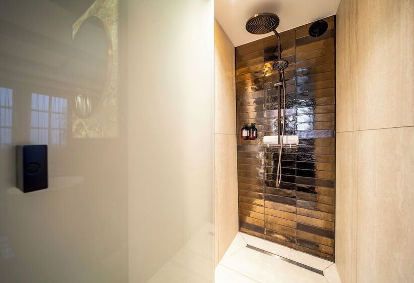 اتاق استاندارد یک نفره, Mister Highland