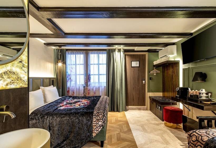 اتاق استاندارد سه نفره, Mister Highland