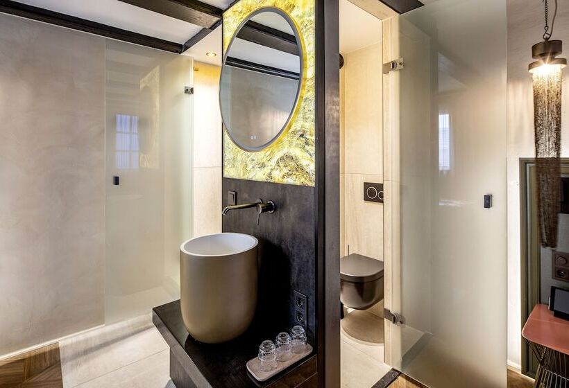 اتاق استاندارد سه نفره, Mister Highland