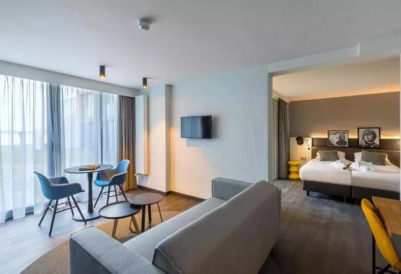 Suite with lake view, Postillion Amersfoort Veluwemeer