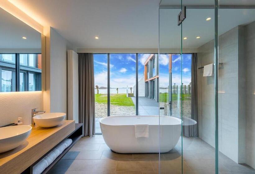 Suite with lake view, Postillion Amersfoort Veluwemeer