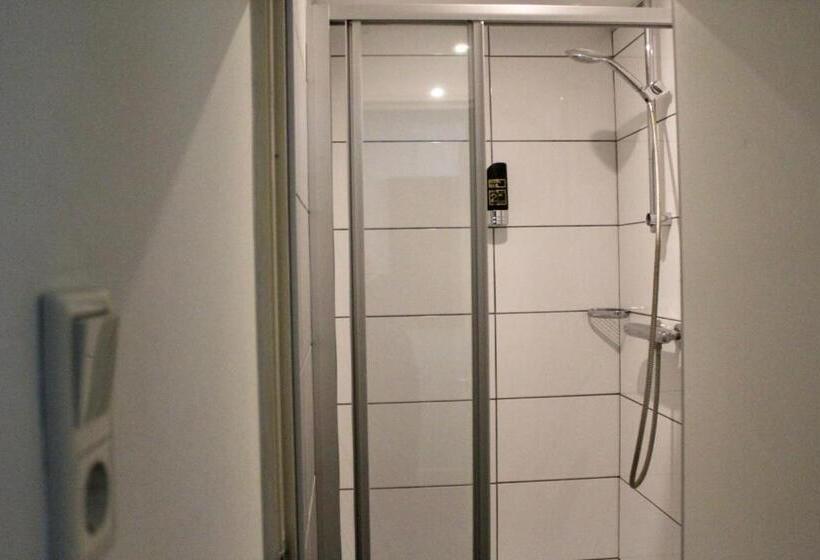 اتاق پایه با سرویس بهداشتی مشترک, The Townhouse