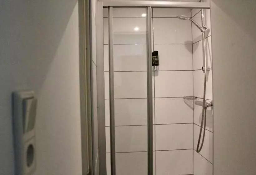 اتاق پایه با سرویس بهداشتی مشترک, The Townhouse