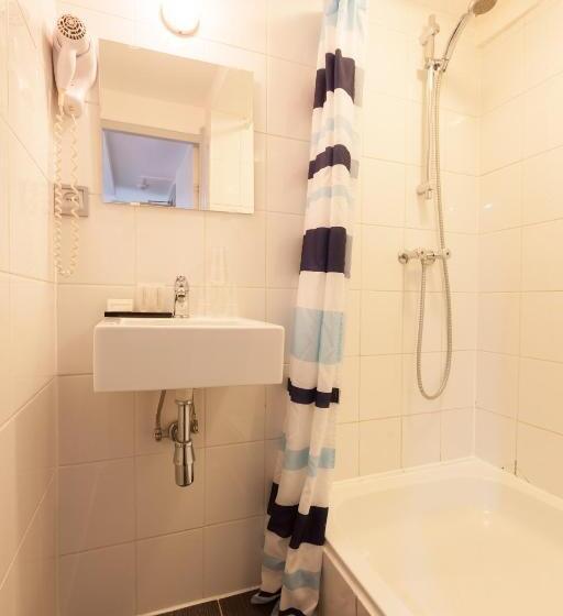 اتاق استاندارد سه نفره, The Townhouse