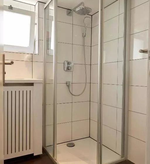 اتاق یک نفره پایه با سرویس بهداشتی مشترک, The Townhouse