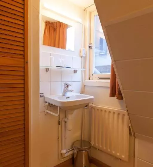 اتاق یک نفره پایه با سرویس بهداشتی مشترک, The Townhouse