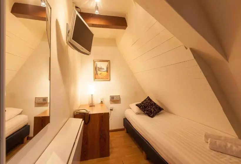 اتاق یک نفره پایه با سرویس بهداشتی مشترک, The Townhouse