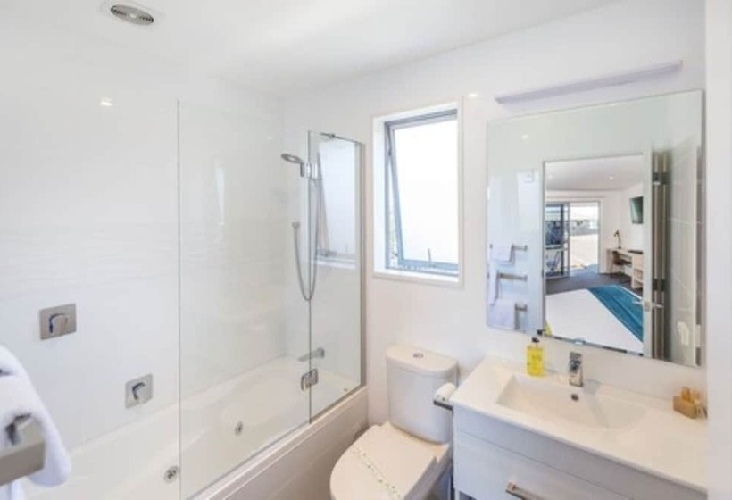 디럭스 스튜디오, Taylors Motel