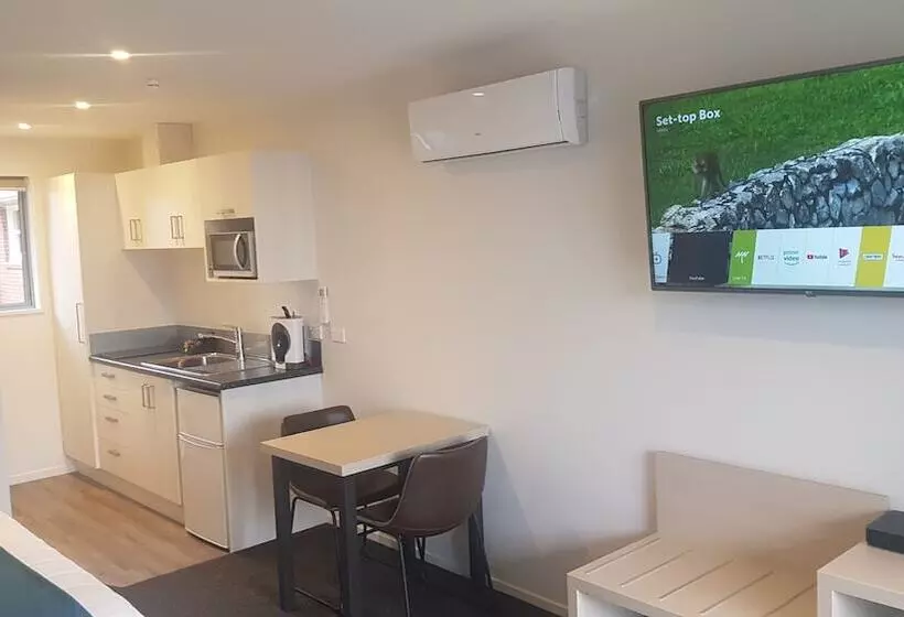 デラックススタジオ, Taylors Motel