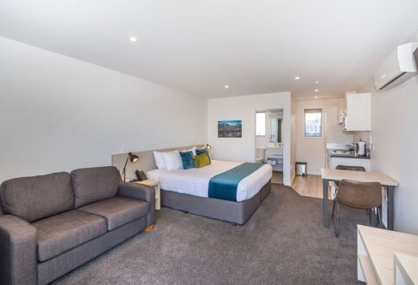 סטודיו דלוקס, Taylors Motel