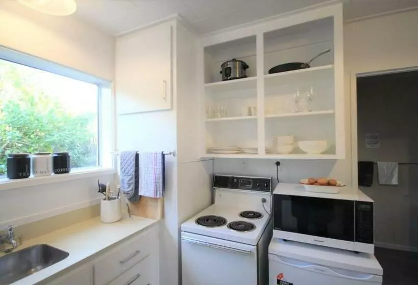 استودیوی استاندارد, Beach Lodge Motels