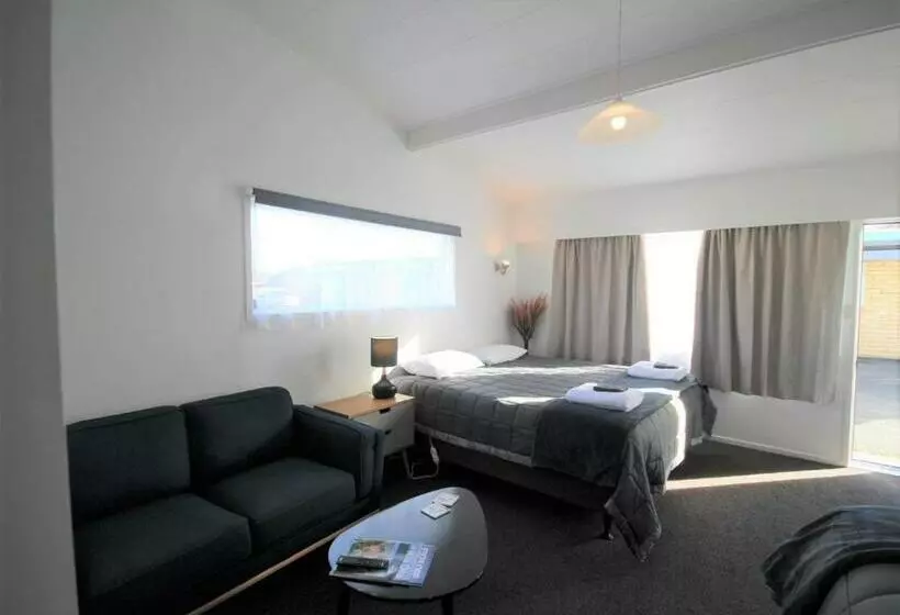 استودیوی استاندارد, Beach Lodge Motels
