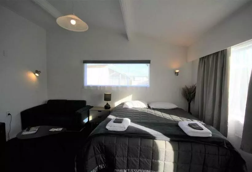 استودیوی استاندارد, Beach Lodge Motels