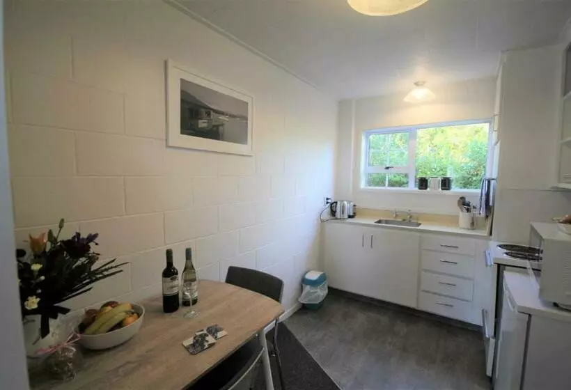 استودیوی استاندارد, Beach Lodge Motels