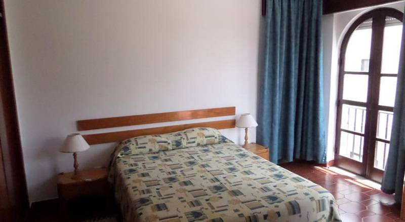 דירת שלושה חדרים, Clube Alvorferias