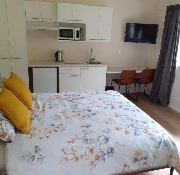 스탠다드 스튜디오, Caves Motor Inn