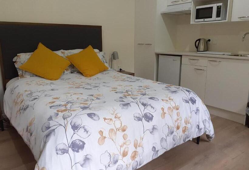 스탠다드 스튜디오, Caves Motor Inn