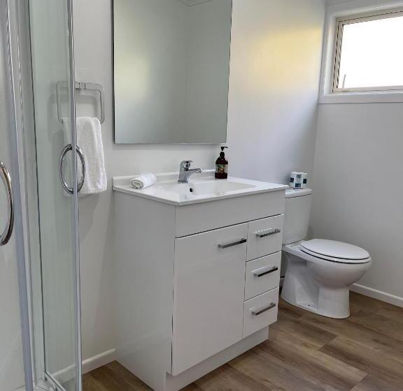 스탠다드 스튜디오, Caves Motor Inn