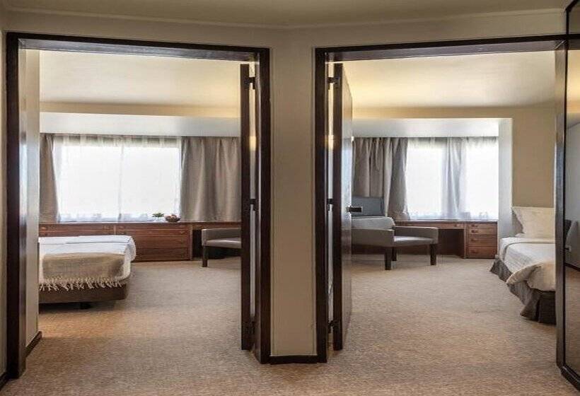 اتاق خانوادگی, Dom Carlos Park